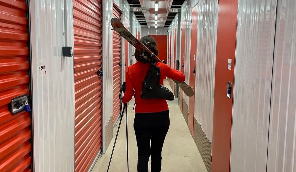 Personne récupérant son matériel de ski dans un centre de garde-meuble HOMEBOX