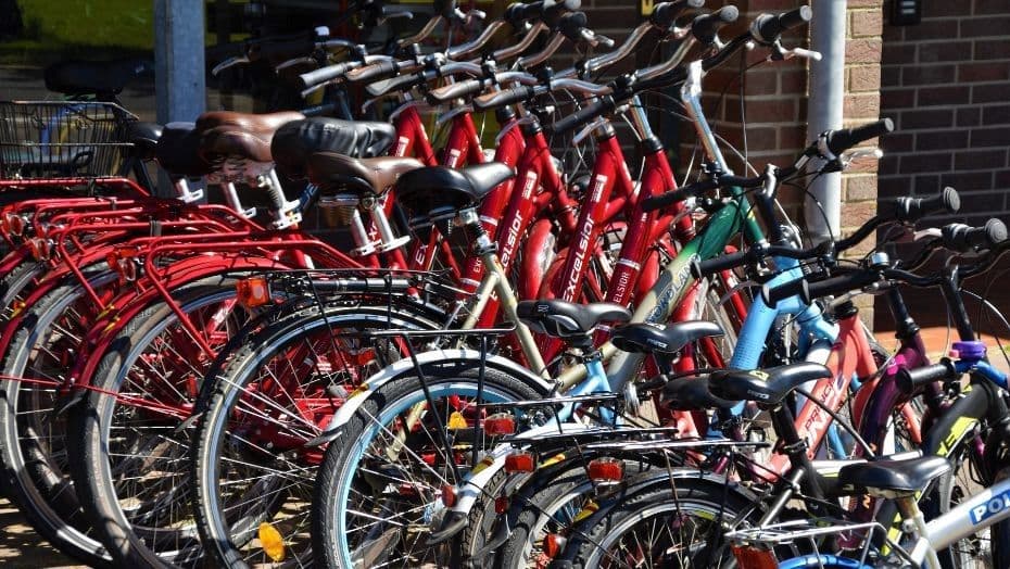 Vélos rouges et multicolores en rang